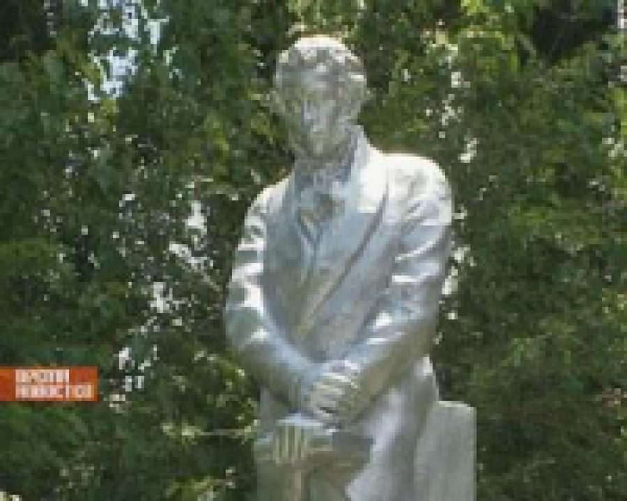 В Махачкале у  памятника Пушкину  прошел праздничный митинг 