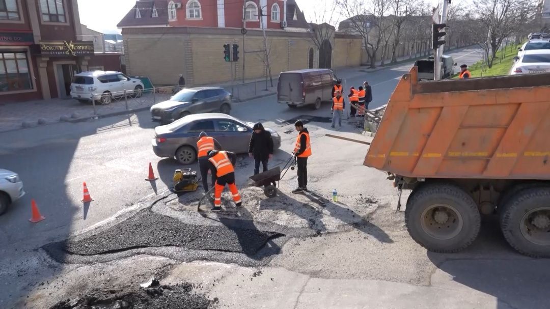 В Махачкале продолжается ямочный ремонт