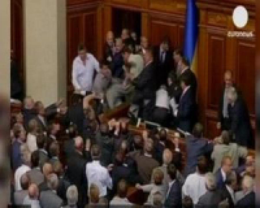 Украинские депутаты подрались из-за русского языка