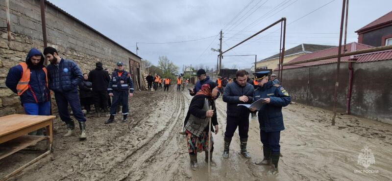 Спасатели МЧС России ликвидируют последствия паводка в Дагестане и Чечне