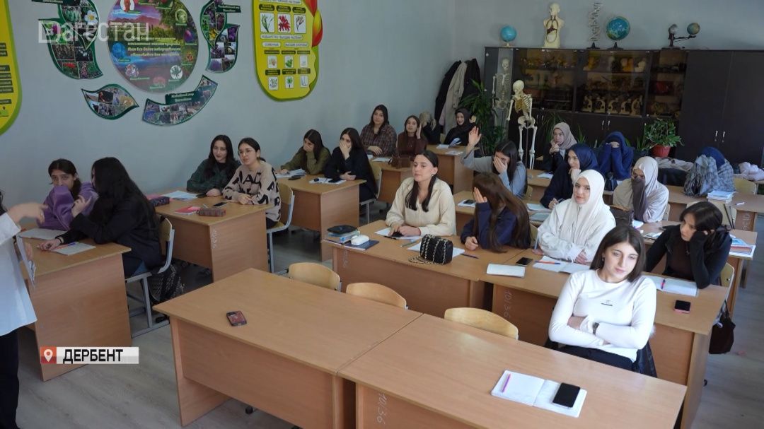 Урок цифровой грамотности провели в Дербентском педагогическом колледже