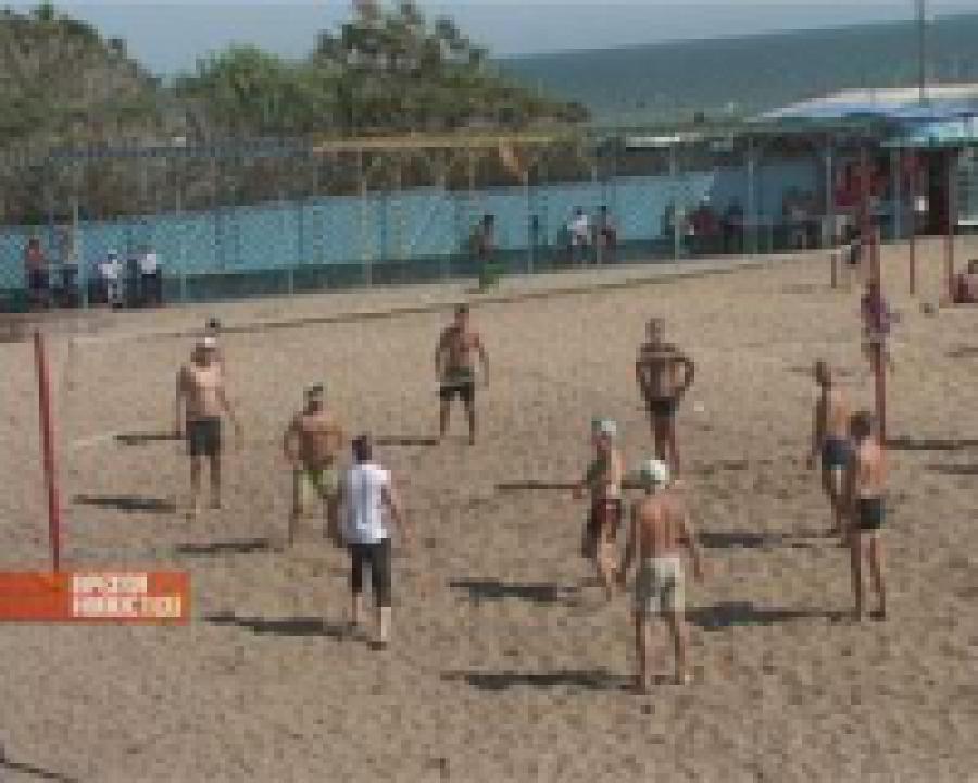 На махачкалинском пляже отметили День физкультурника 